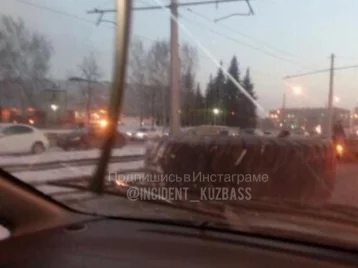 Фото: Выпавшие из грузовика колёса перекрыли дорогу и трамвайные пути в Новокузнецке 1