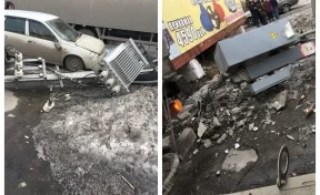 В Кузбассе фура снесла опору ЛЭП и повредила легковой автомобиль