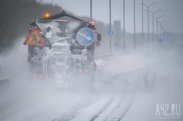 Фото: В Кемерове из-за снегопада коммунальщики работают в зимнем режиме. Ситуация на дорогах затруднена 1