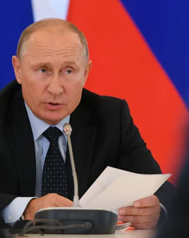 Путин обязал управляющие компании общаться с жильцами только через Max