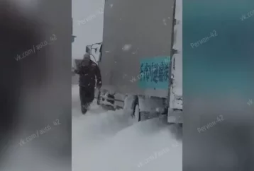 Фото: «Фурам не проехать»: снег заблокировал дороги в Таштагольском районе 1