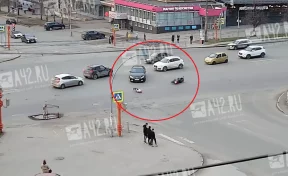 Упал, чтобы избежать столкновения: падение мотоциклиста в Кемерове попало на видео
