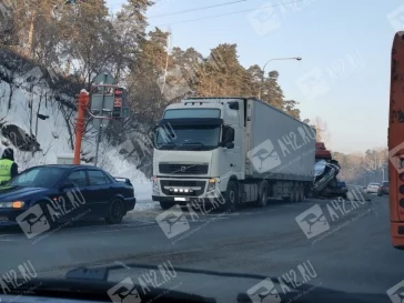 Фото: В Кемерове на Логовом шоссе легковой автомобиль расплющило в массовом ДТП 3