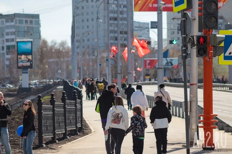 Фото: День Победы в Кемерове: марш военной техники, «Бессмертный полк» и праздничный салют 92
