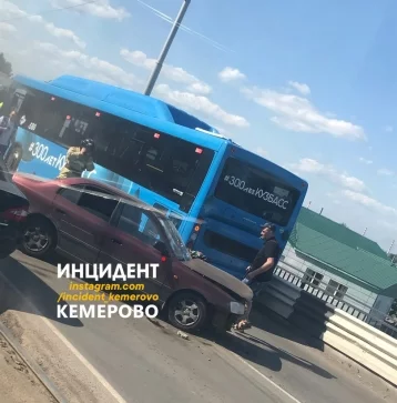 Фото: В Кемерове на Горбатом мосту столкнулись автобус и легковой автомобиль 1