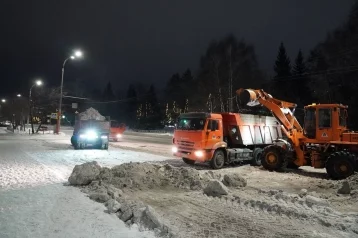 Фото: Власти: в Кемерове за выходные с улиц вывезли 23 тысячи кубометров снега 1