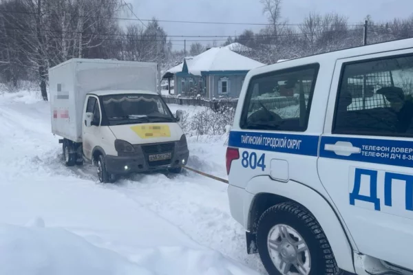 Кузбасские автоинспекторы помогли водителю «ГАЗели», застрявшему в снегу