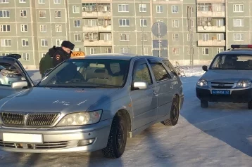 Фото: Прикрепил «шашку» и поехал: ГИБДД оштрафовала нелегального таксиста в Кузбассе 1