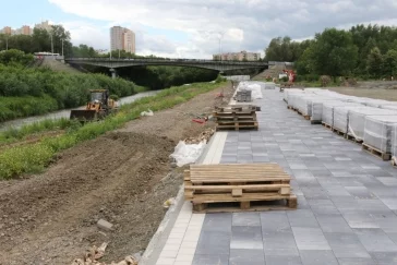Фото: Поребрик, газоны и тротуарная плитка: мэр Кемерова рассказал, как продвигается ремонт в парке Жукова 3