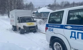 Кузбасские автоинспекторы помогли водителю «ГАЗели», застрявшему в снегу