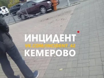 Фото: На проспекте Октябрьском в Кемерове иномарка врезалась в светофор 3