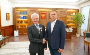 Илья Середюк поздравил легенду кузбасского футбола Виталия Раздаева с 80-летием