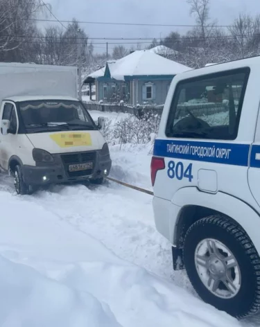 Кузбасские автоинспекторы помогли водителю «ГАЗели», застрявшему в снегу
