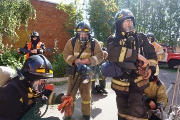 Фото: В Кузбассе пожарные во время учений в детском саду «спасли» ребёнка и взрослого 3
