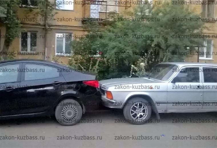 Фото: В Кемерове подросток «смял» пять машин во дворе дома 2
