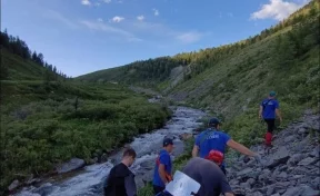 Пострадавшую в горах Алтая туристку эвакуировали на вертолёте и доставили в больницу