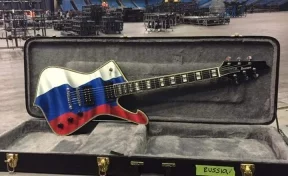 Фронтмен KISS Пол Стэнли разукрасил свою гитару в цвета российского флага