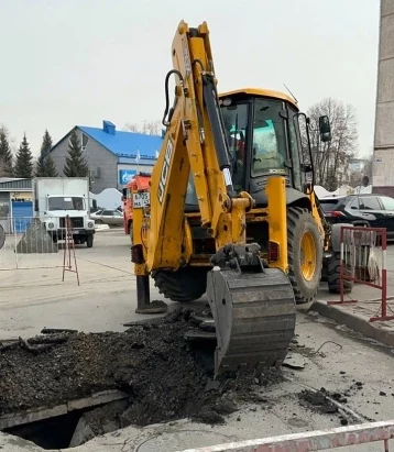 Фото: Специалисты назвали причины провала асфальта под автомобилем на проспекте Ленина в Кемерове 1