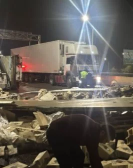 Фура с грузинским вином перевернулась в Ставропольском крае