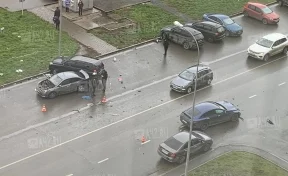 В Кемерове в ДТП разбился дорогой Mercedes-Benz: видео последствий аварии