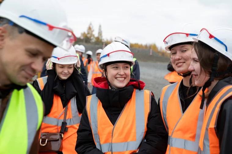 Фото: Первокурсников КузГТУ посвятили в горняки на угольном разрезе 3
