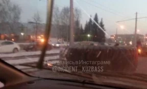 Выпавшие из грузовика колёса перекрыли дорогу и трамвайные пути в Новокузнецке