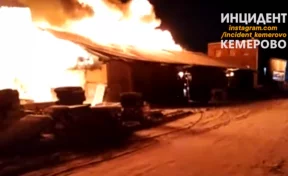 В Сети появилось видео пожара на стройбазе в центре Кемерова