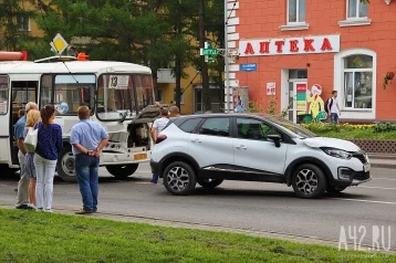 Фото: Возле кемеровского Главпочтамта столкнулись ПАЗ и Renault 4