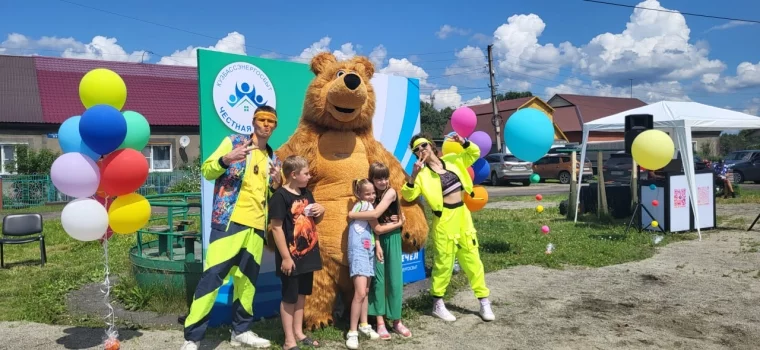 Фото: «Кузбассэнергосбыт» установил детскую площадку в подарок победителям акции «Честная улица» 2