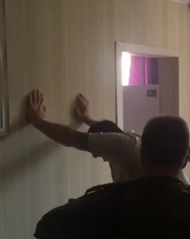 Два убийства, покушения и вымогательство: в Кузбассе задержали криминального авторитета и трёх его подельников