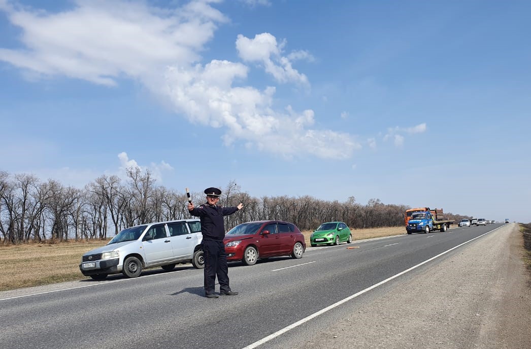 На кузбасской трассе столкнулись шесть автомобилей, на месте работает полиция