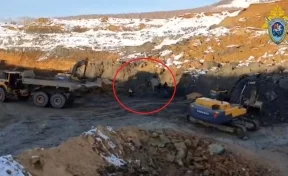 Появилось видео с места гибели машиниста бульдозера при обрушении карьера в Кузбассе