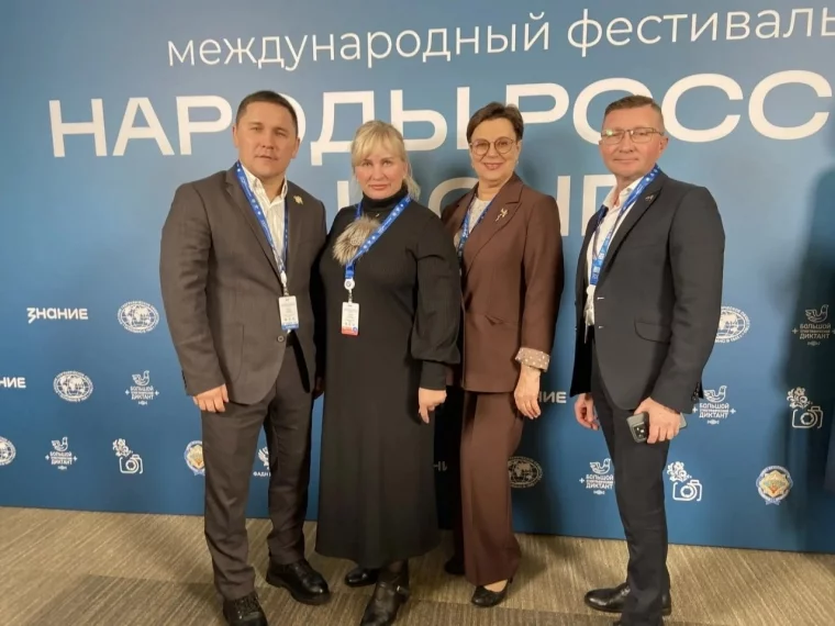 Татьяна Акимова – вторая слева