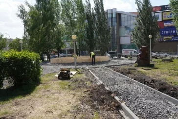Фото: Новые лавочки, урны и цветы на клумбах: мэр Кемерова рассказал о ходе ремонта сквера на ФПК 2