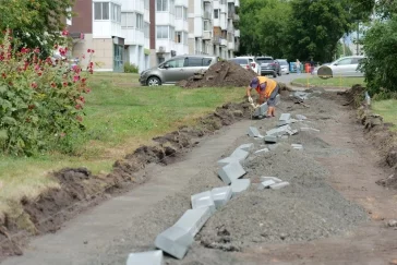 Фото: В Кемерове начали ремонтировать тротуар на Институтской улице 2