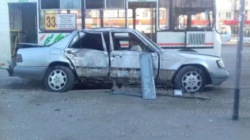 Фото: В Кемерове Mercedes вылетел на остановку с людьми и врезался в столб 1