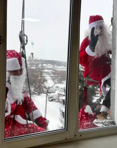В Новокузнецке на крышу детской больницы «прилетели» Деды Морозы