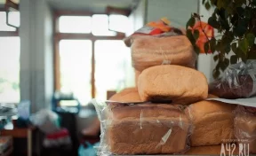 «Лучше бы раздали бедным и голодным»: кузбассовцев возмутила гора хлеба у мусорного бака