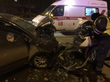 Фото: На проспекте Ленина в Кемерове лоб в лоб столкнулись такси и легковой автомобиль 1