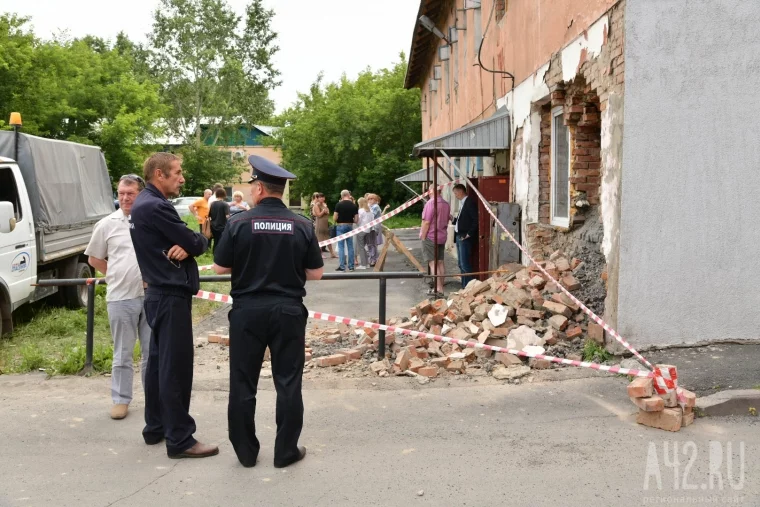 Фото: В центре Кемерова обрушилась часть стены жилого дома 6