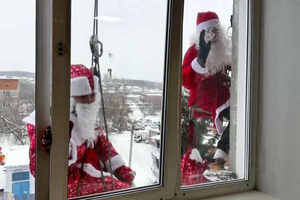 В Новокузнецке на крышу детской больницы «прилетели» Деды Морозы