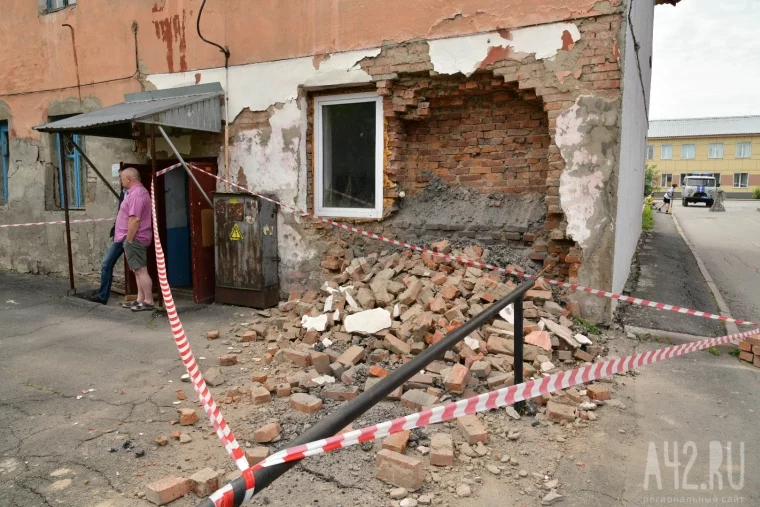 Фото: В центре Кемерова обрушилась часть стены жилого дома 7