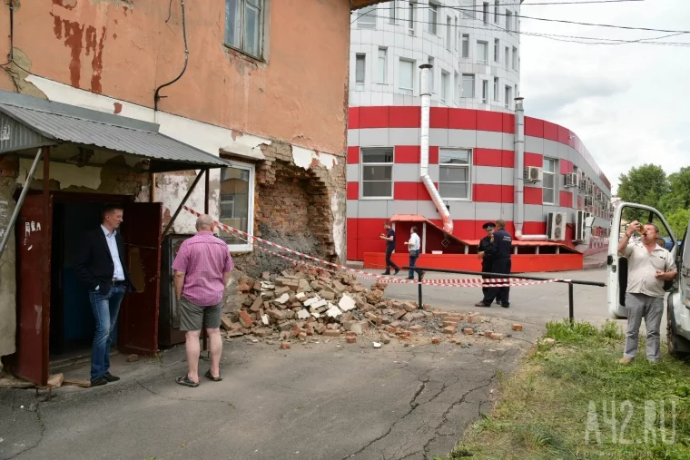 Фото: В центре Кемерова обрушилась часть стены жилого дома 8