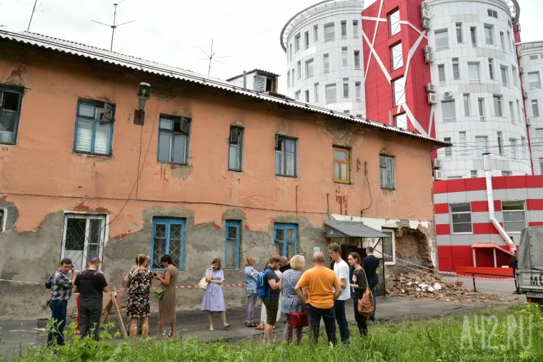 Фото: В центре Кемерова обрушилась часть стены жилого дома 9