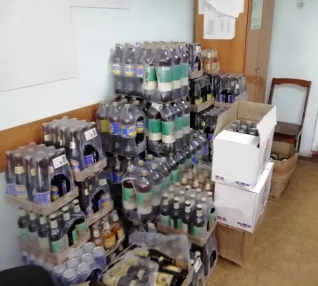 Фото: В Кузбассе полицейские изъяли из ночной продажи 500 литров алкоголя 1