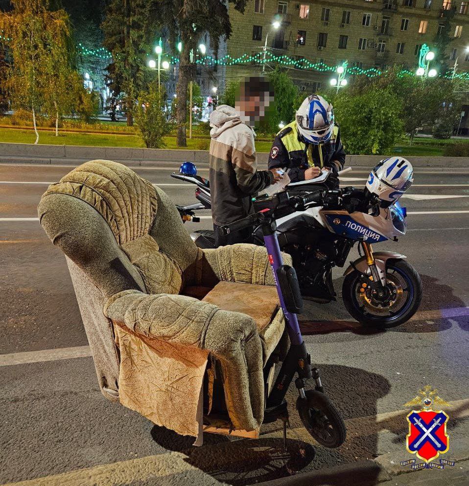 Житель Волгограда модернизировал электросамокат креслом и прокатился по улицам