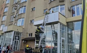 В Кемерове женщина упала из окна третьего этажа на козырёк медклиники