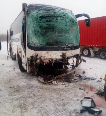 Фото: В ДТП с рейсовым автобусом на трассе Кемерово — Новосибирск пострадали три человека 1