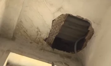 Фото: В подъезде кузбасской многоэтажки обрушилась часть потолка 1