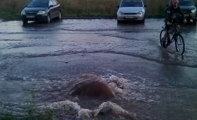 «Вода затопила тротуар и хлещет из колодца»: в Кемерове на Комсомольском проспекте прорвало трубопровод